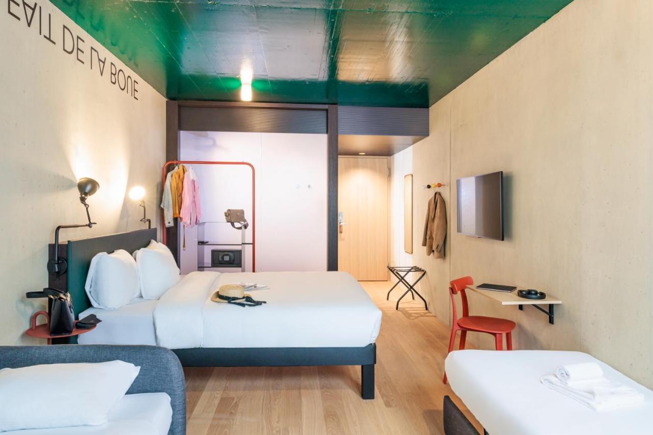 Habitación Familiar Superior con 1 cama grande y 2 sofás cama